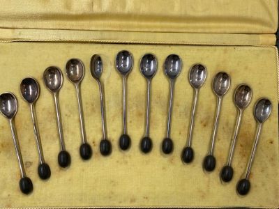 12 cuillères à moka en métal argenté, motif grain de café