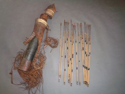 AFRIQUE. Un carquois en vannerie tressée avec 16 flêches.