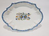 Gros plan sur une assiette bleue et blanche ornée de fleurs