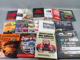 plusieurs livres sont empilés sur une table