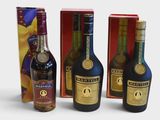 trois bouteilles de vin sont posées à côté d'une boîte de vin