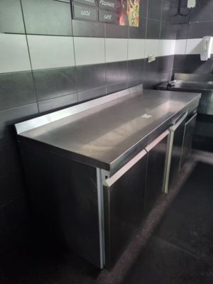 un comptoir en acier inoxydable dans une cuisine commerciale