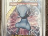 un gros plan sur une carte à collectionner Pokémon dans un étui en plastique