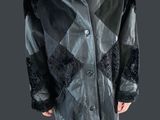 manteau en fausse fourrure noir et gris, à carreaux noirs et blancs