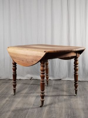 une petite table en bois équipée d'un abattant