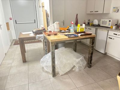 Deux tables en bois - Photo 1