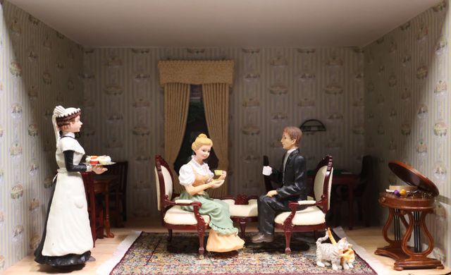 Diorama. Composition miniature, dans une vitrine en bois, vitre e...