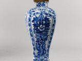 vase bleu et blanc avec un socle doré