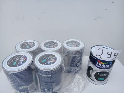 plusieurs pots de peinture et un pot de peinture posé sur une table