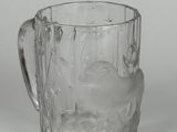 un verre à anse posé sur une surface blanche