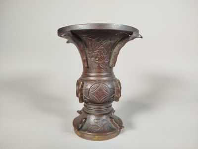 un vase en métal posé sur une table