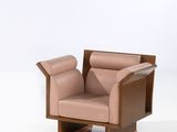 une image représentant une chaise avec une structure en bois et un revêtement en cuir