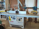 une machine qui se trouve à l'intérieur d'un bâtiment