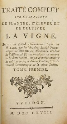 un vieux livre écrit posé sur une table