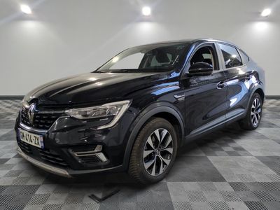 un 4x4 noir garé dans un garage au sol en damier