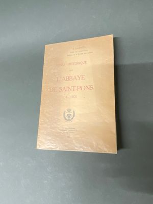 la couverture d'un livre posé sur une table, sur fond bleu