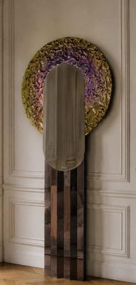 un miroir accroché au mur à côté d'une chaise dans une pièce