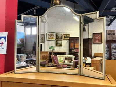 un miroir posé sur une commode