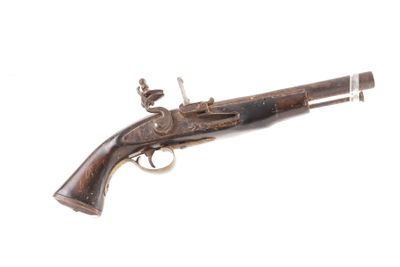 un vieux fusil exposé sur une surface blanche