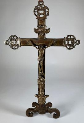 Important crucifix en alliage cuivreux.