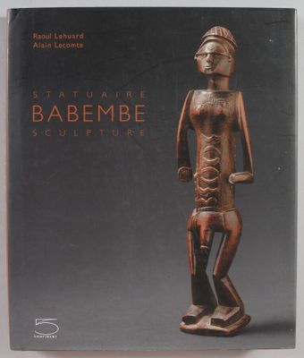 la couverture d'un livre représentant la statue d'un homme tenant un bébé dans ses bras