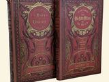 un vieux livre à la couverture rouge posé sur une table