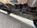 un gros plan sur le pot d'échappement d'une voiture et le tuyau d'échappement