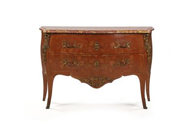 Commode galbée en bois de placage marqueté ouvrant par deux …