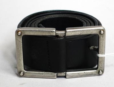 une ceinture noire avec une boucle métallique sur un fond blanc