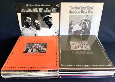 trois disques sont empilés les uns sur les autres sur une table