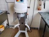 un appareil posé sur un support dans une cuisine