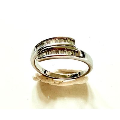 une bague en argent sertie d'un diamant
