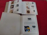 un livre ouvert posé sur une table rouge, avec des timbres et la photo d'une femme