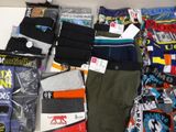 Plusieurs paires de sous-vêtements pour hommes sont emballées ensemble dans une boîte