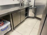 une cuisine en acier inoxydable équipée d'un réfrigérateur et d'un congélateur