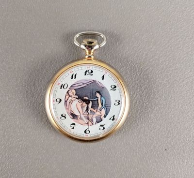 une montre de poche en or sur laquelle figure le portrait d'un homme et d'une femme