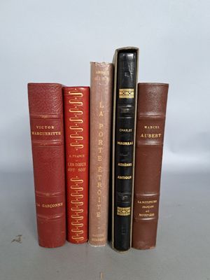 plusieurs livres sont alignés sur une table