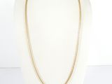 un collier à chaîne en or sur un mannequin mannequin mannequin mannequin mannequin mannequin mannequin mannequin mannequin mannequin