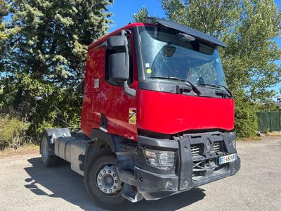 un camion rouge garé sur le parking
