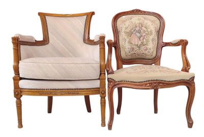 paire de fauteuils en bois sculpté de style Louis XV
