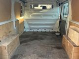 une camionnette blanche dont l'arrière est rempli de cartons