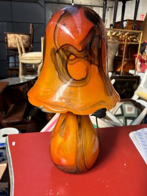 une lampe posée sur une table rouge