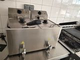 une cuisine équipée d'une cuisinière, d'un four, d'un évier et d'autres appareils électroménagers