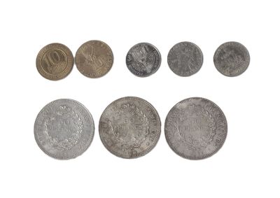 six types de pièces différents sont présentés sur une surface blanche