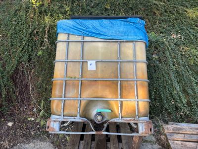un grand conteneur métallique recouvert d'une bâche bleue