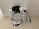 des toilettes blanches sur lesquelles est posé un sac noir