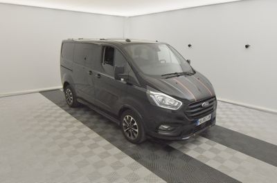 La camionnette est garée dans le garage, sur le sol à damier.