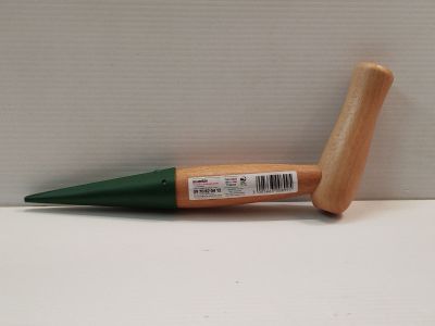 un stylo vert avec un manche en bois posé sur une surface blanche