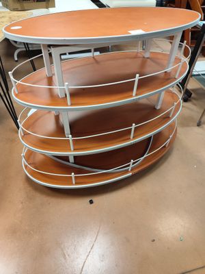 une photo d'une table se trouvant dans un magasin