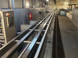 un tapis roulant au milieu d'une usine